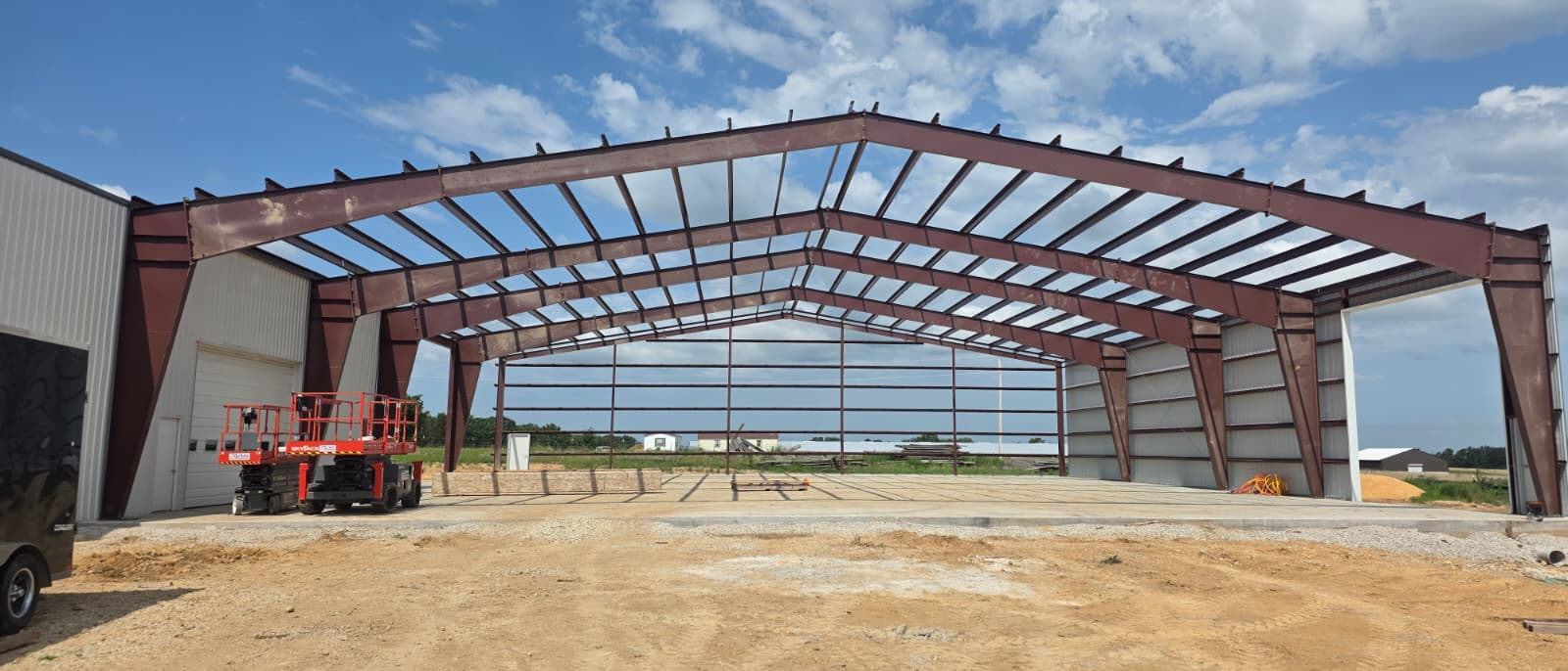 Steel clear-span frame under construction